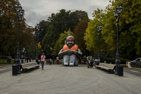a welcome to  the inflatable refugee in Breda, Schellekens & Peleman ( komend van station bij het Baronie monument, Valkenberg/Breda),