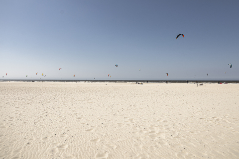 kitesurfers, str6and Kijkduin/Zandmotor (Den Haag)